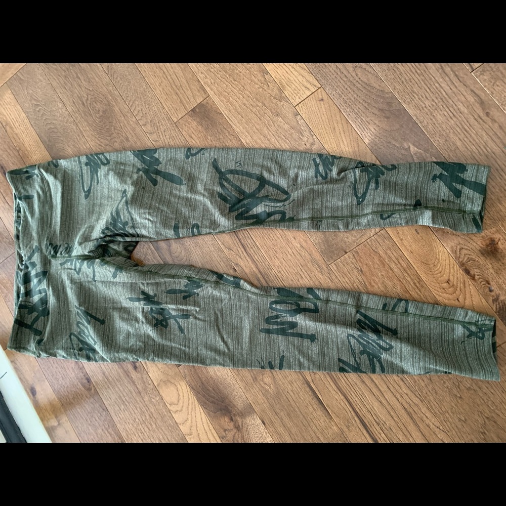 NOBULL Women’s size large Graffiti leggings.